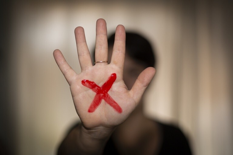 vitima-usa-sinal-vermelho-em-farmacia-de-toledo-e-pm-detem-acusado-de-violencia-psicologica