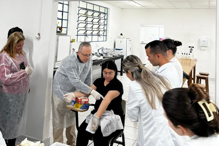 academicos-da-fapar-curitiba-participaram-do-curso-de-aplicacao-de-injetaveis