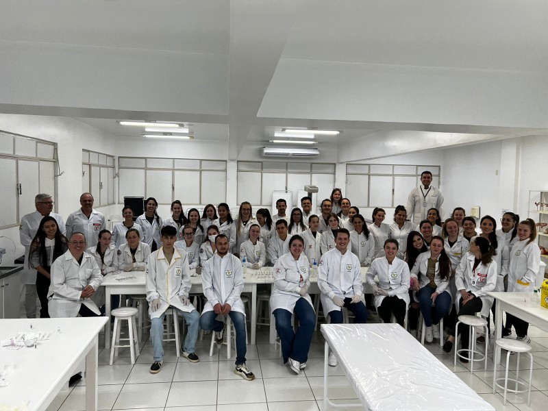 unipar-de-francisco-beltrao-reune-alunos-para-o-curso-de-cuidados-farmaceuticos-na-administracao-de-medicamentos-injetaveis