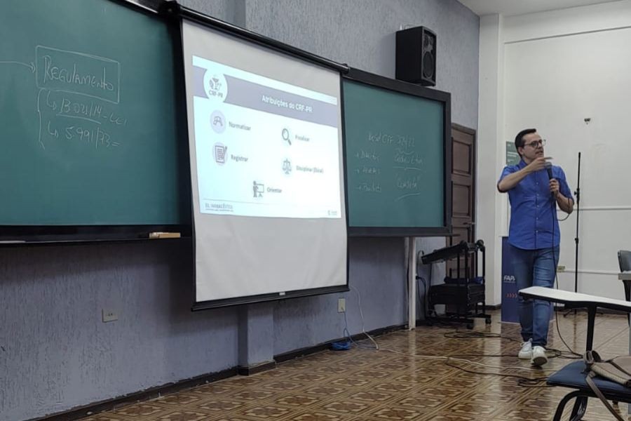 palestra-2-vice-presidente-fala-com-academicos-da-fapar-sobre-os-conselhos-profissionais