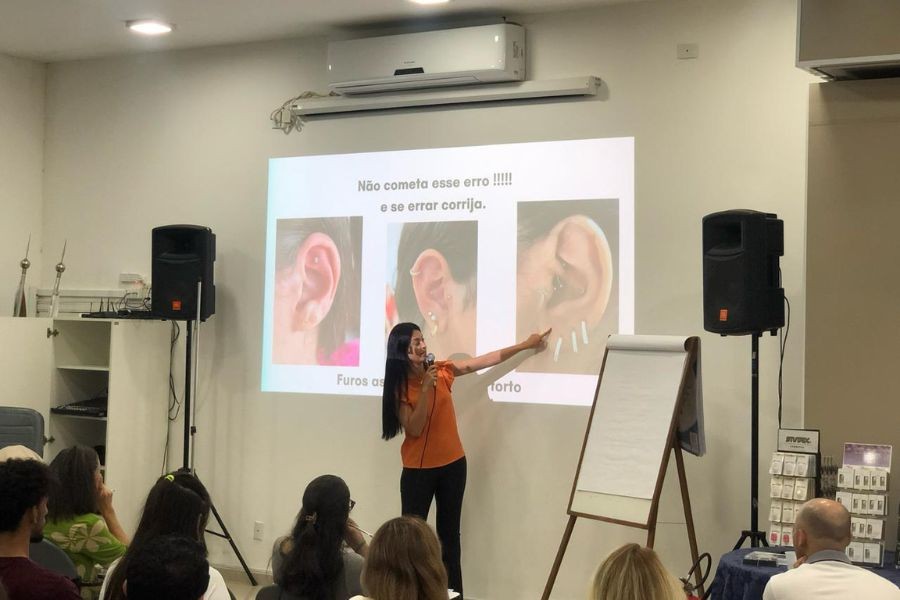 crf-pr-promove-mais-uma-edicao-do-curso-perfuracao-de-orelhas-na-pratica